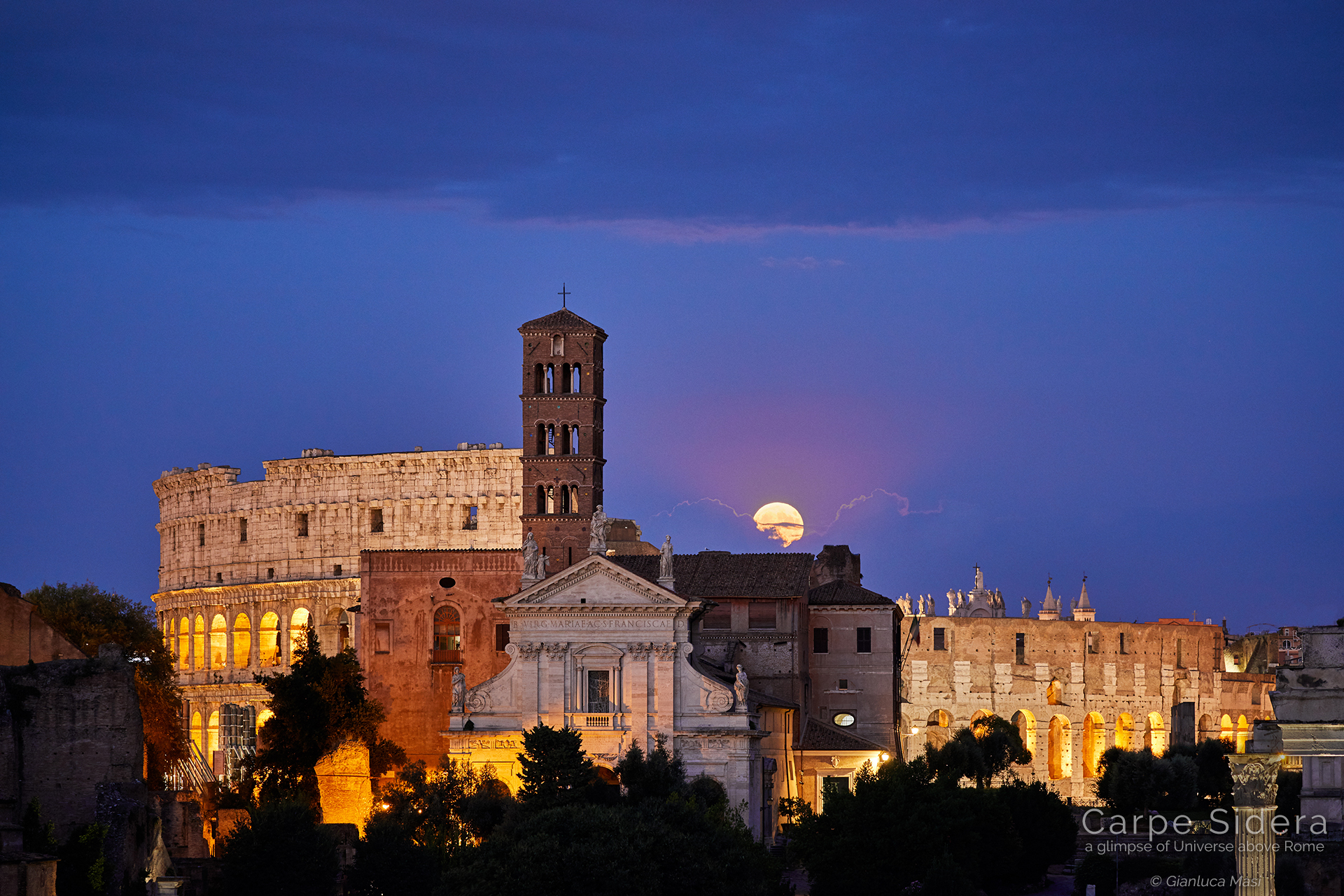 La Luna piena sorge alle spalle del Colosseo
