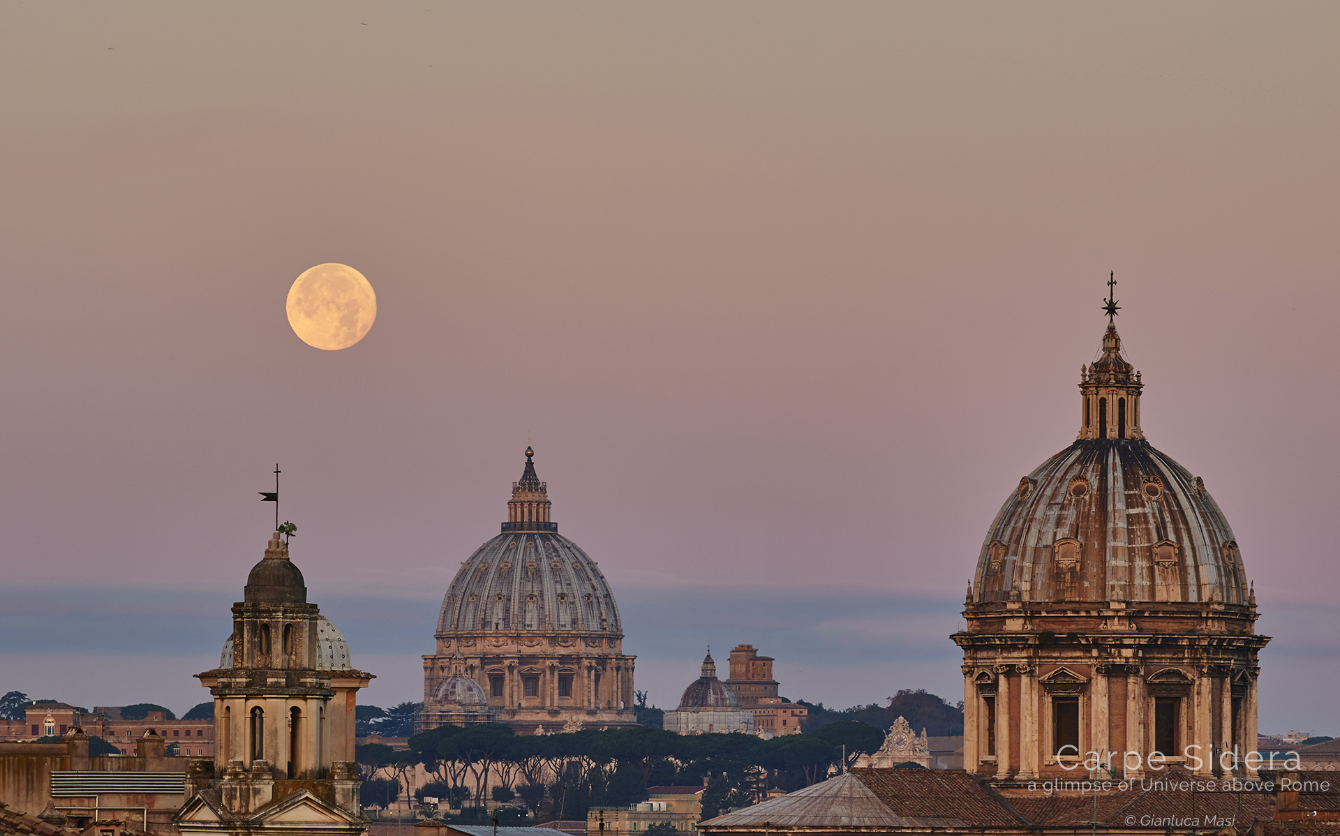 La Superluna tramonta accanto alla Cupola di San Pietro, all'alba