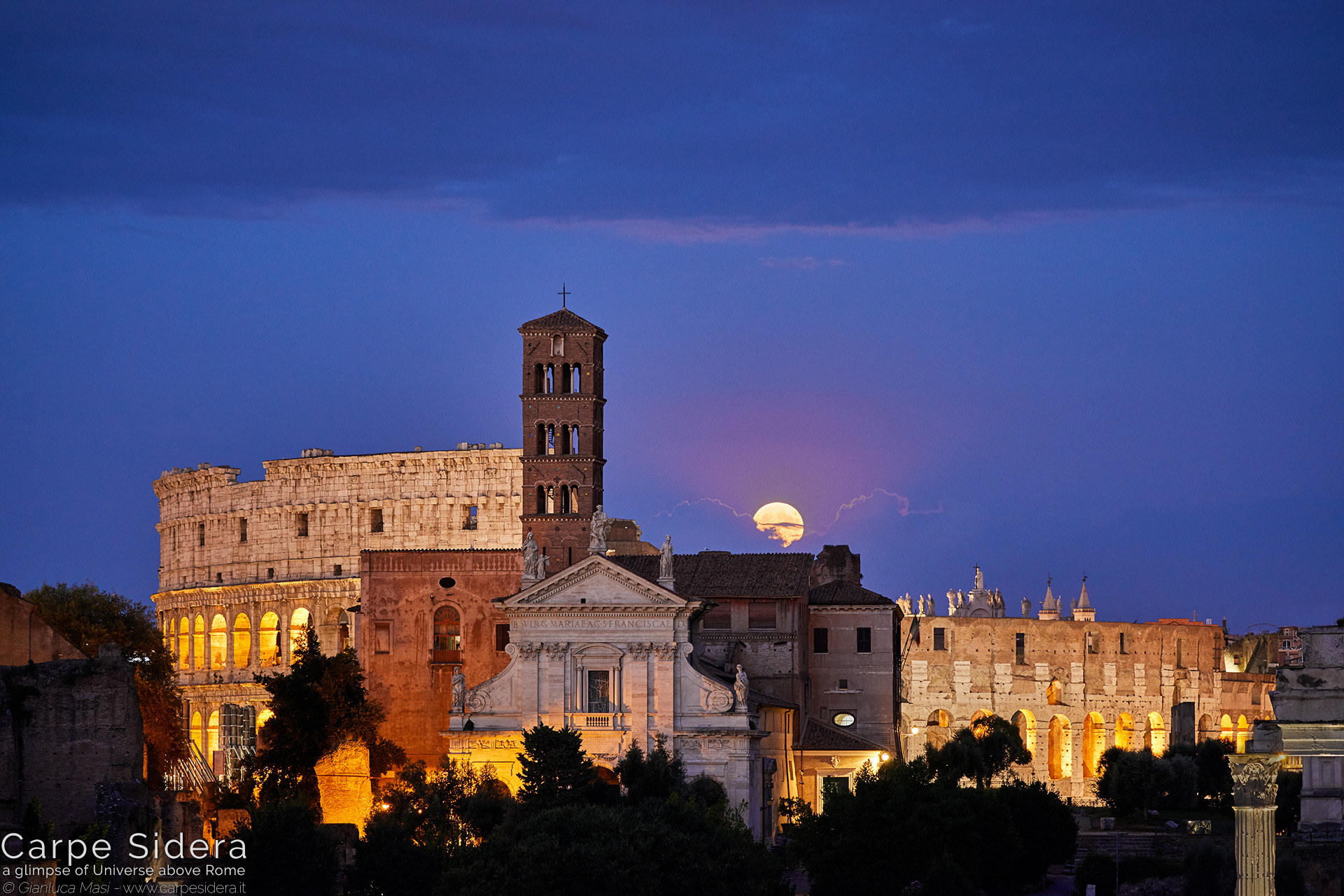 La Luna piena sorge alle spalle del Colosseo